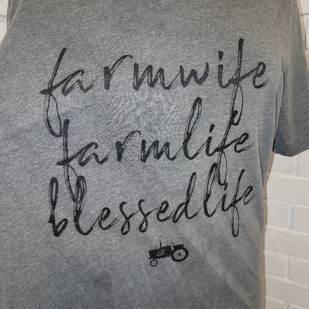 Farmwife Farmlife Blessedlife" Gray V-Neck T-Shirt - Size Large - Picture 3 of 6